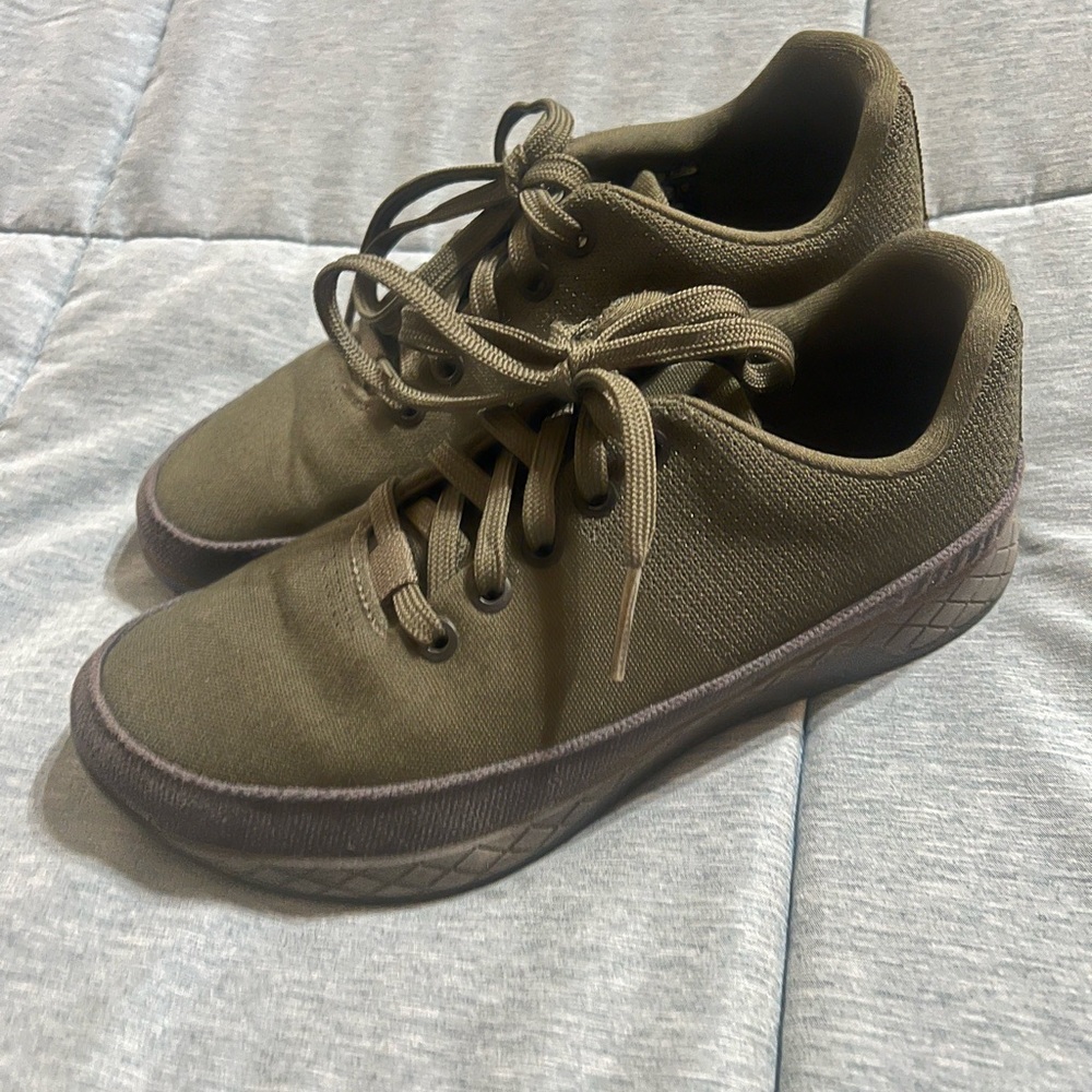 Nobull canvas trainer size 6.5. Excellent condition.